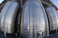 Tanques de fermentación en la bodega Etchart, Cafayate, Salta, Argentina