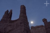 Roca erosionada en la Quebrada de las Conchas, salida de la luna. Cafayate, Salta, Argentina
