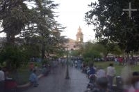 A praça 9 de Julio em Cafayate, cheia de gente, Salta, Argentina