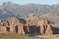 Rochas sedimentares chamadas de "Los Castillos", vale Calchaquí perto de Cafayate, província de Salta, Argentina