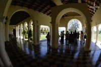 Visitantes en la galería de la bodega Lavaque, Cafayate, Salta, Argentina
