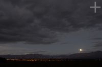 La luna llena saliendo arriba de Cafayate, Salta, Argentina