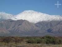 Montañas detrás de Cafayate cubiertas por la nieve, provincia de Salta, Argentina